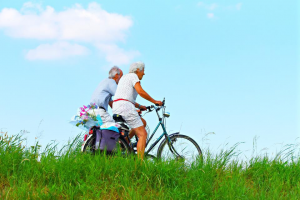 to ældre personer på cykeltur